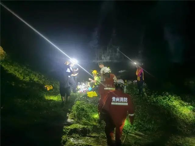 贵州驴友瀑降80米瀑布不慎跌落受重伤，救援人员抬担架精疲力竭qw1.jpg