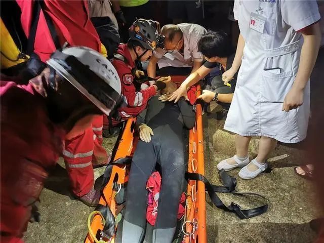 贵州驴友瀑降80米瀑布不慎跌落受重伤，救援人员抬担架精疲力竭qw3.jpg