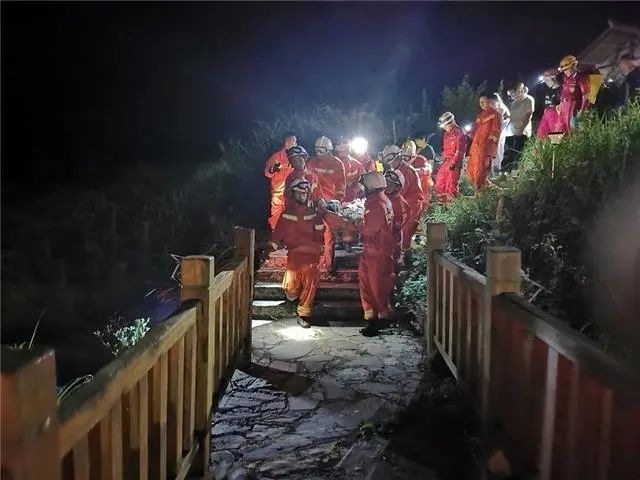 贵州驴友瀑降80米瀑布不慎跌落受重伤，救援人员抬担架精疲力竭qw2.jpg