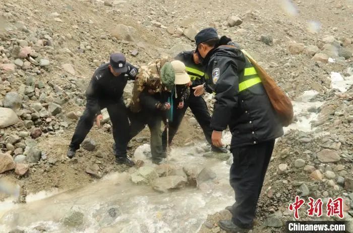 男子在冈仁波齐冰川迷路10小时冻个半死，民警把他背下山qw1.jpg