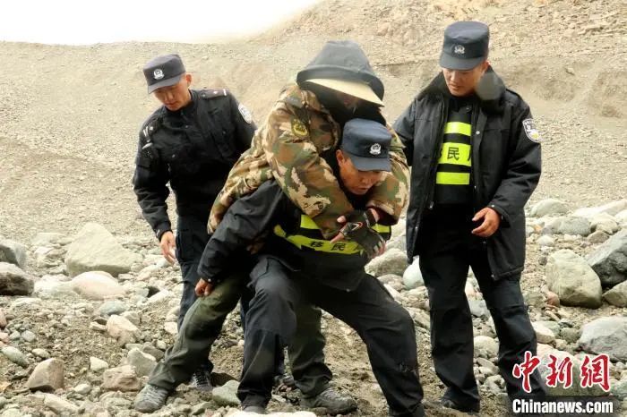 男子在冈仁波齐冰川迷路10小时冻个半死，民警把他背下山qw2.jpg