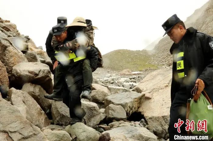 男子在冈仁波齐冰川迷路10小时冻个半死，民警把他背下山qw3.jpg
