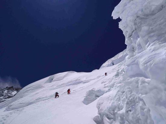 目前，北坳冰壁上存在流雪风险。中国登山协会供图 巴桑塔曲 摄