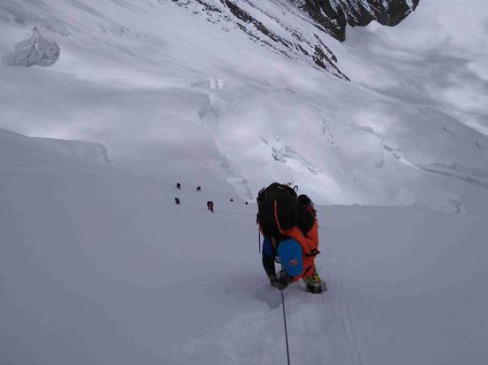  运输队员攀爬北坳冰壁。中国登山协会供图 巴桑塔曲 摄