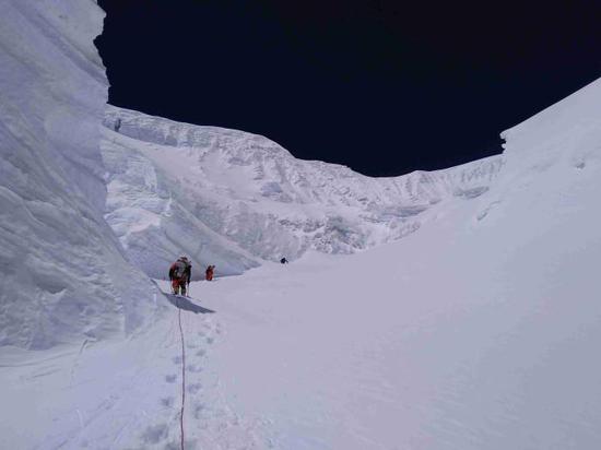  6名修路队员重新固定了铺设在北坳冰壁上的路绳。中国登山协会供图 巴桑塔曲 摄